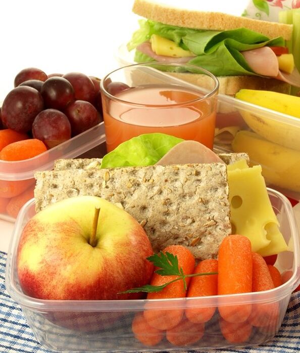 Raw vegetables and fruit can be used as a snack when following the Table 3 diet. 